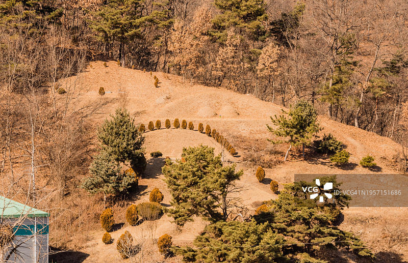 韩国山林中未标记墓地的冬季航拍景观图片素材