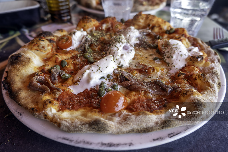 凤尾鱼刺山柑水牛马苏里拉披萨图片素材