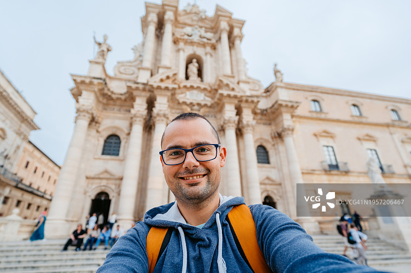 男游客在奥提伽岛锡拉库扎大教堂前自拍图片素材