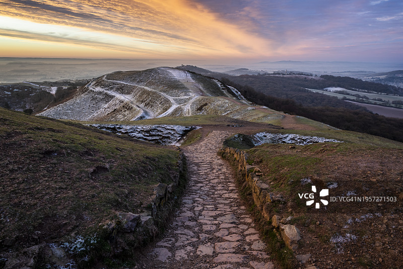 莫尔文山丘的寒冷日出图片素材