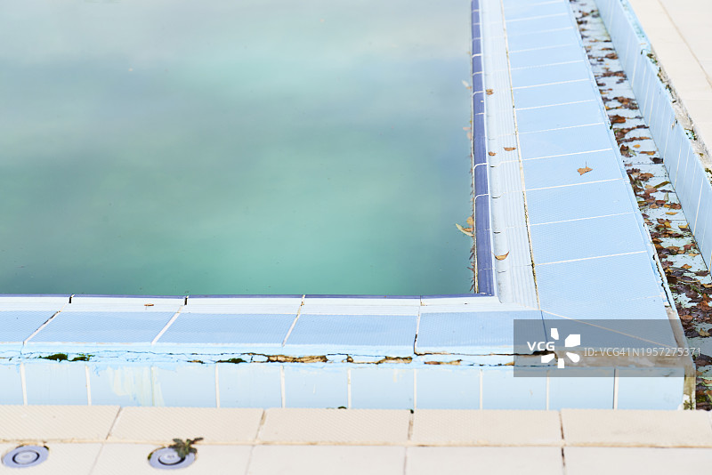 公共场所无人的游泳池一角图片素材