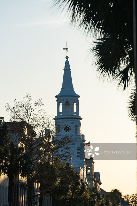 查尔斯顿天际线，圣米迦勒教堂的日落图片素材