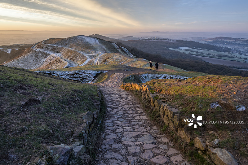 莫尔文山丘的寒冷日出图片素材