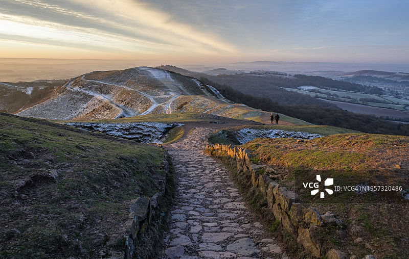 莫尔文山丘的寒冷日出图片素材