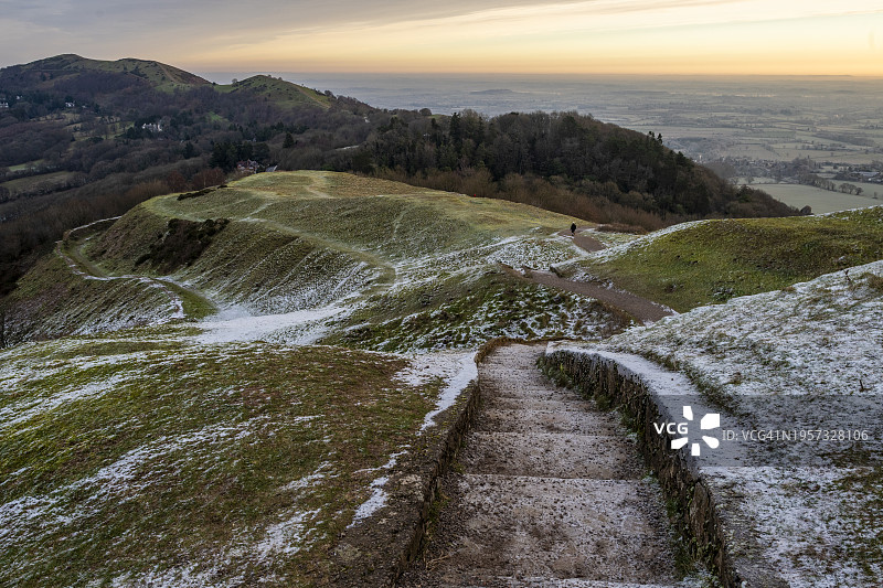 莫尔文山丘的寒冷日出图片素材