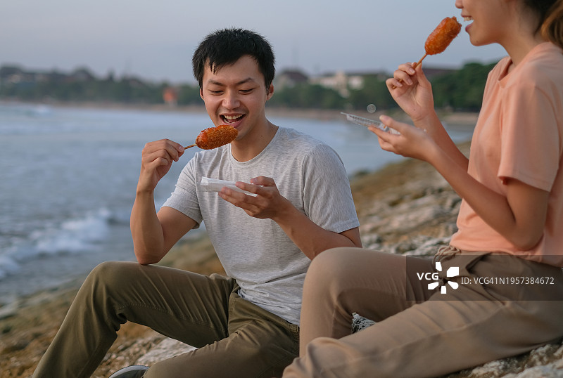 亚洲男人享受吃面包香肠卷图片素材