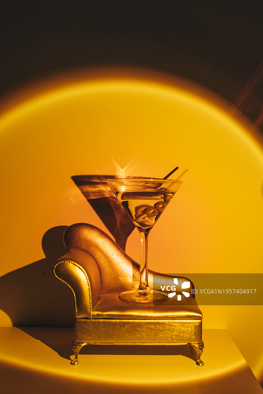 马提尼鸡尾酒杯，配橄榄和迷你沙发图片素材