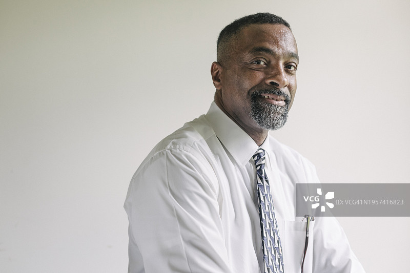 面带微笑的非裔美国男人图片素材