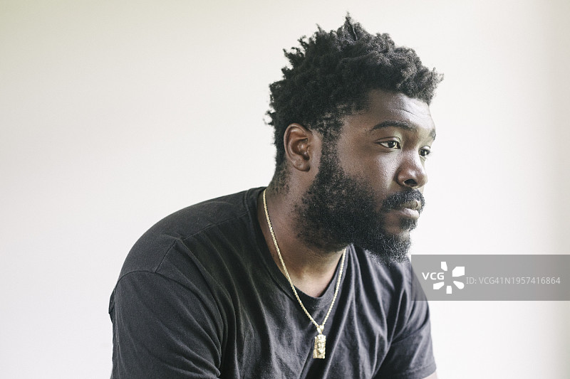 眼神专注沉思的青年男子图片素材