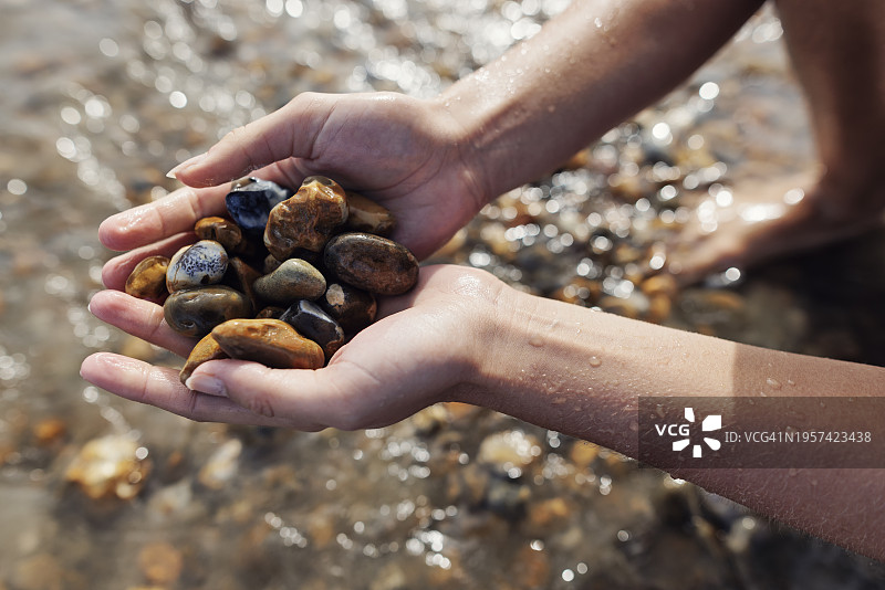 英国多塞特郡侏罗纪海岸，少女玩石特写图片素材