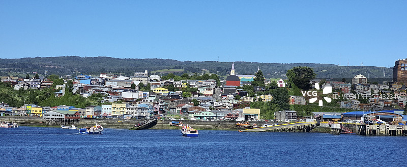 智利卡斯特罗峡湾沿岸的卡斯特罗市城市景观图片素材