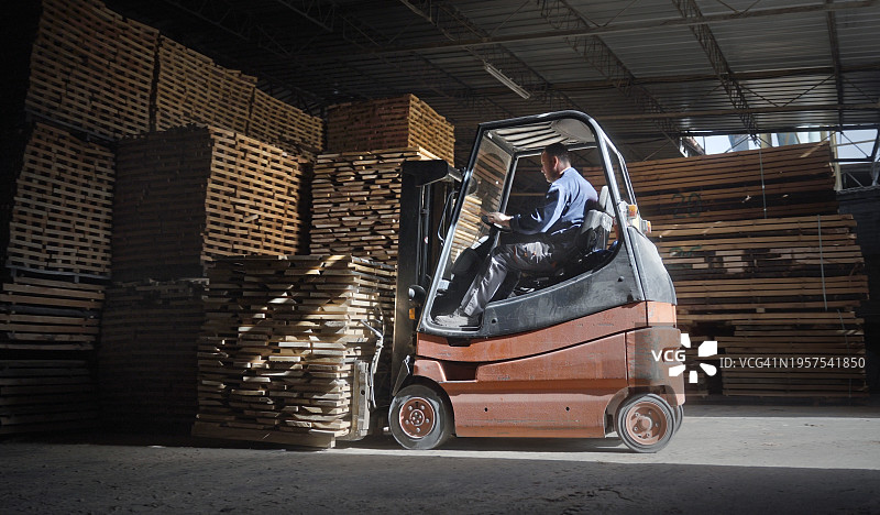 工人在工厂驾驶叉车图片素材