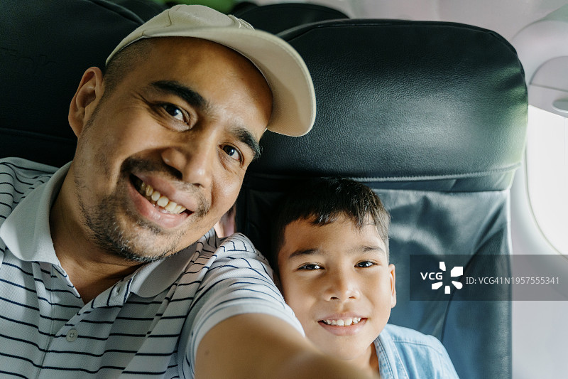 父子在飞机上自拍图片素材