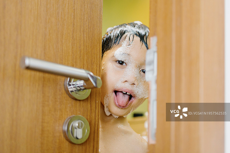 打开门的小男孩图片素材