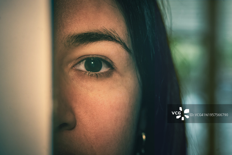 女人从门后探头图片素材