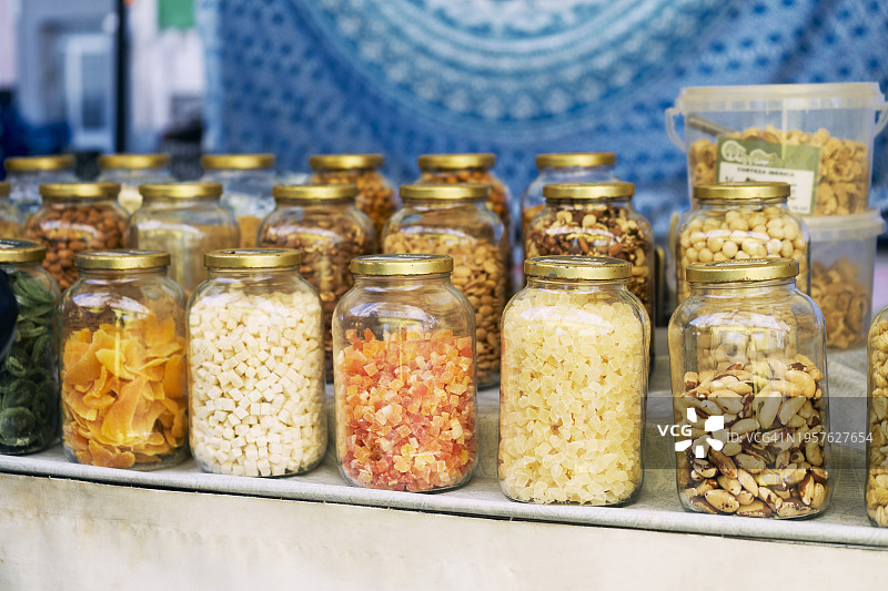 香料店货架上一排带盖子的罐子图片素材