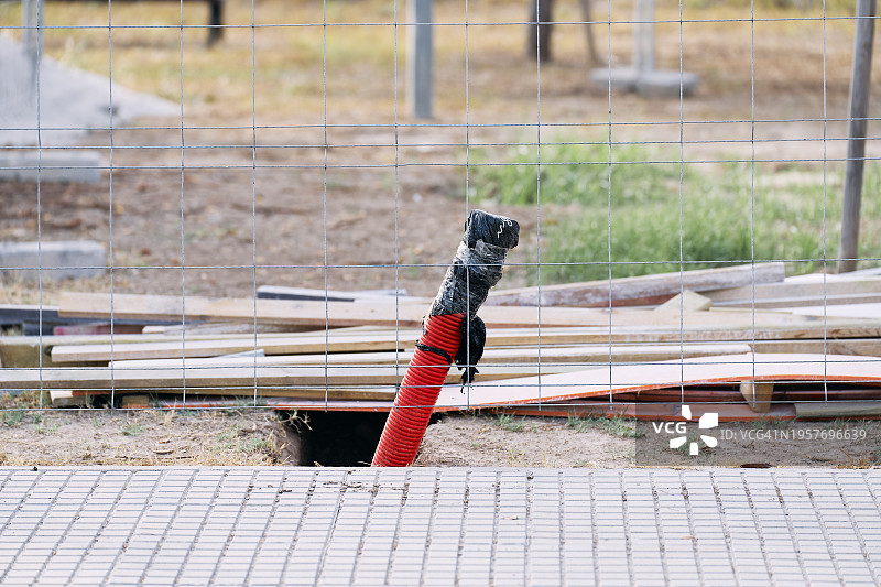 建筑工地金属围栏外的管道正面景观图片素材