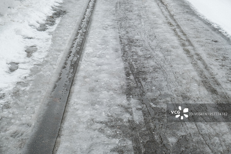 道路上雪和泥泞中的汽车轨迹图片素材