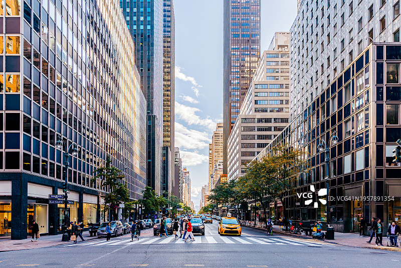 阳光明媚的曼哈顿中城第三大道和42街，美国纽约市图片素材