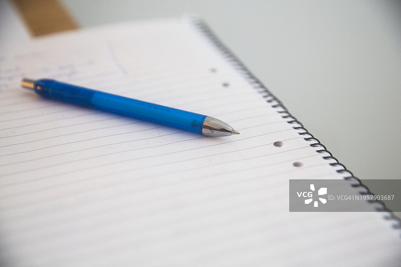 纸上的笔图片素材