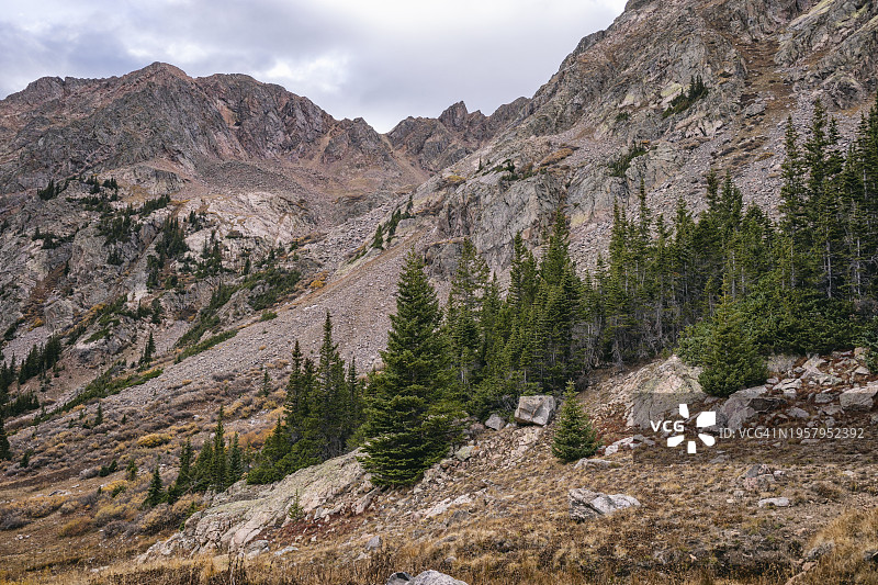 科罗拉多州雄鹰巢穴荒野中的崎岖山脉图片素材