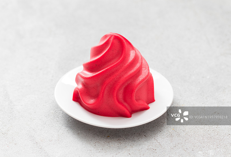 纯素草莓奶油甜点：意式奶冻图片素材