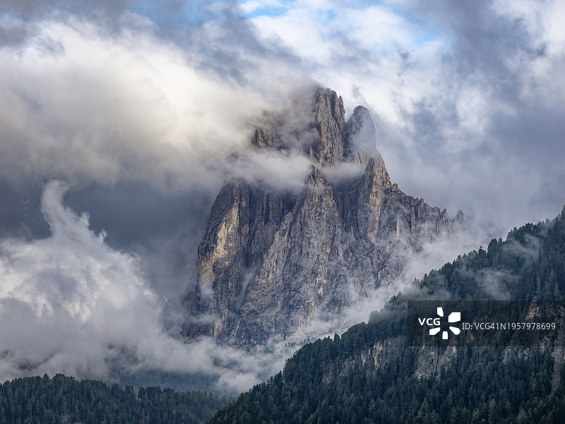 多洛米蒂阿尔卑斯山脉：奥蒂塞伊的 Seurasas 山顶风光图片素材