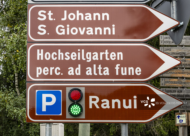 多洛米蒂阿尔卑斯山脉中的一组方向和道路信息标志，意大利图片素材