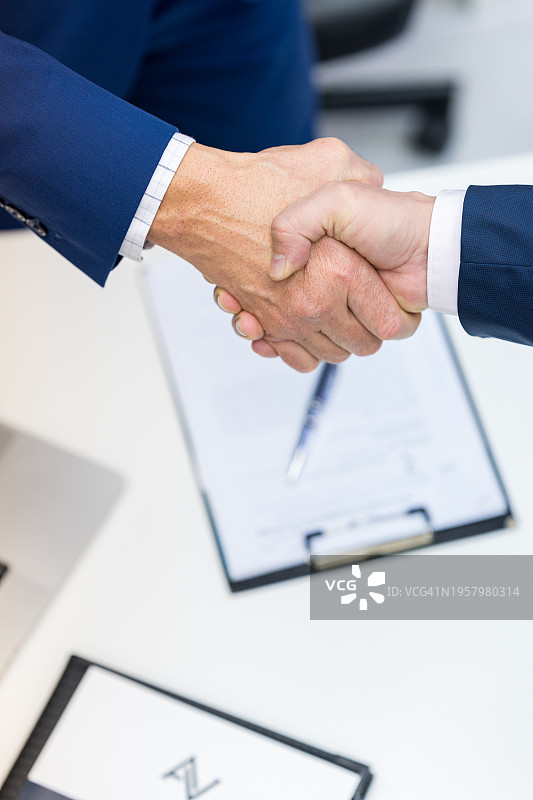 握手的男人们图片素材