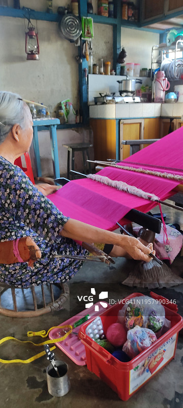 印度米佐拉姆邦，锡亚尔苏克村的米佐妇女编织传统手摇织布机图片素材