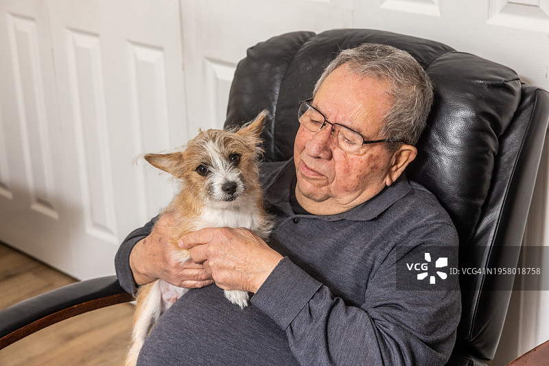 年长的男人和小狗一起放松图片素材