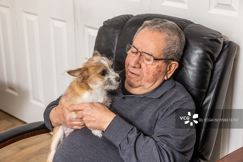 年长的男人和小狗一起放松图片素材