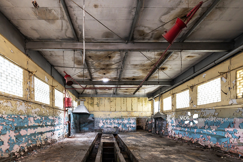 废弃的汽车修理厂图片素材