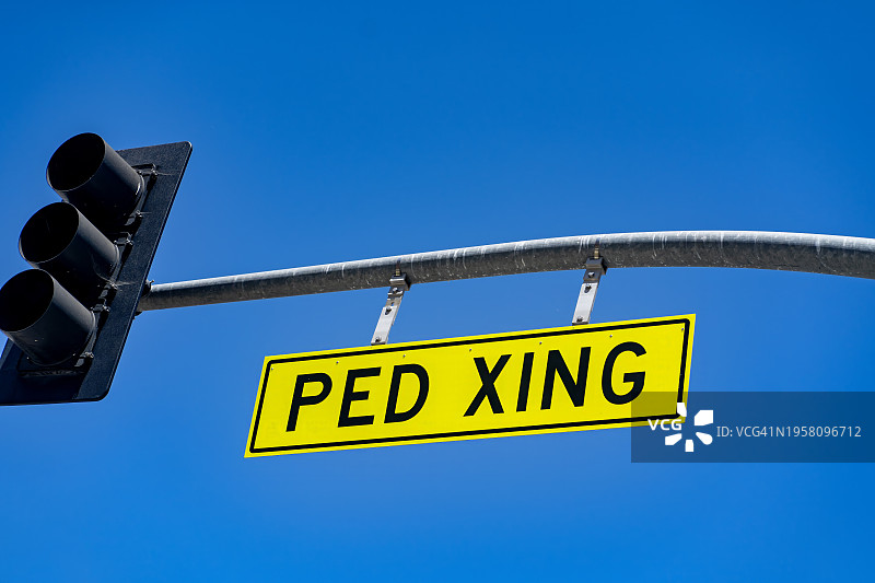 蓝色天空背景下的行人标志图片素材