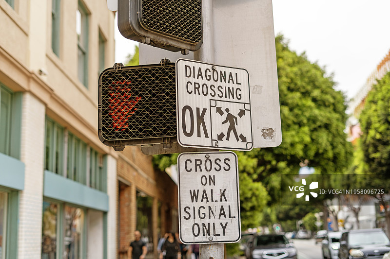 城市中的对角线人行横道标志图片素材