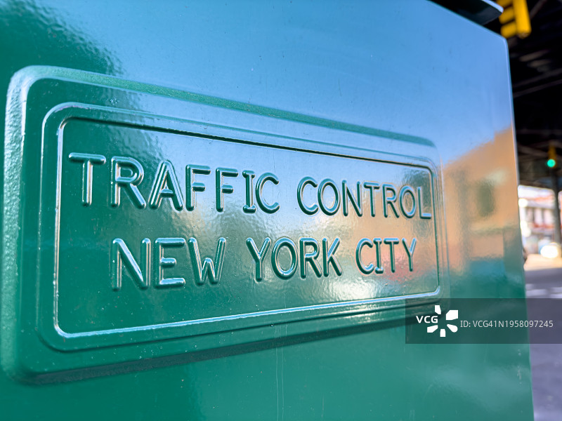 纽约市的绿色金属交通控制箱图片素材