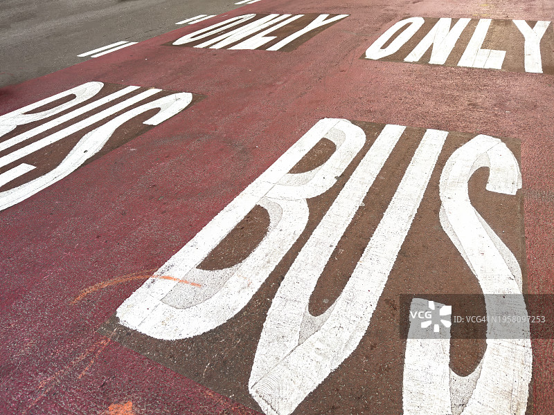 红色背景上的公交专用道字样图片素材