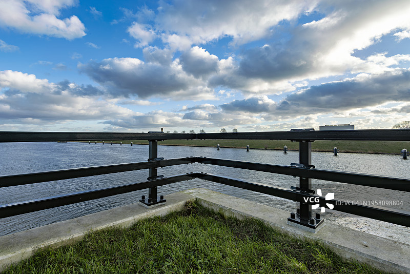 黑色钢制方管结构图片素材