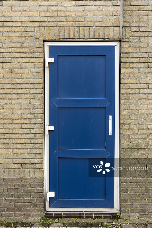 白色塑料框架的蓝色塑料门图片素材