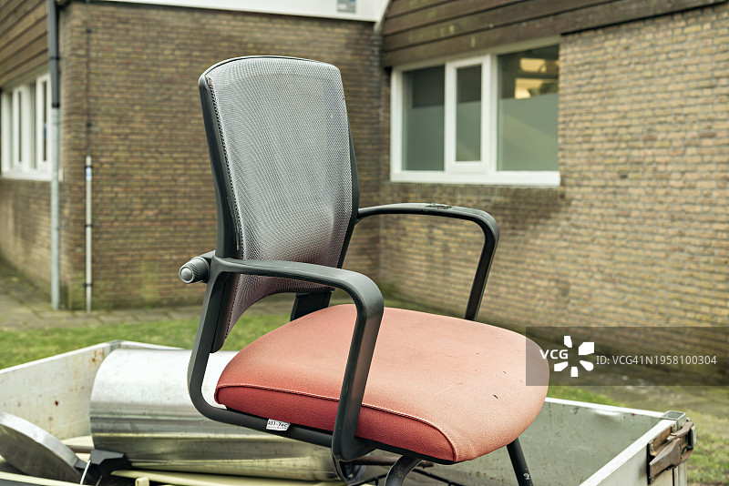 废弃的办公椅在拖车上图片素材