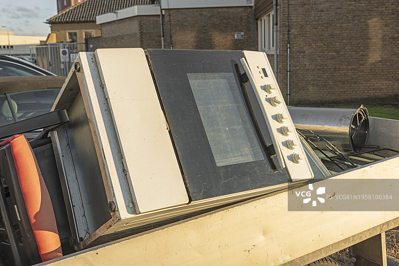 作为废品躺在拖车外的电烤箱图片素材