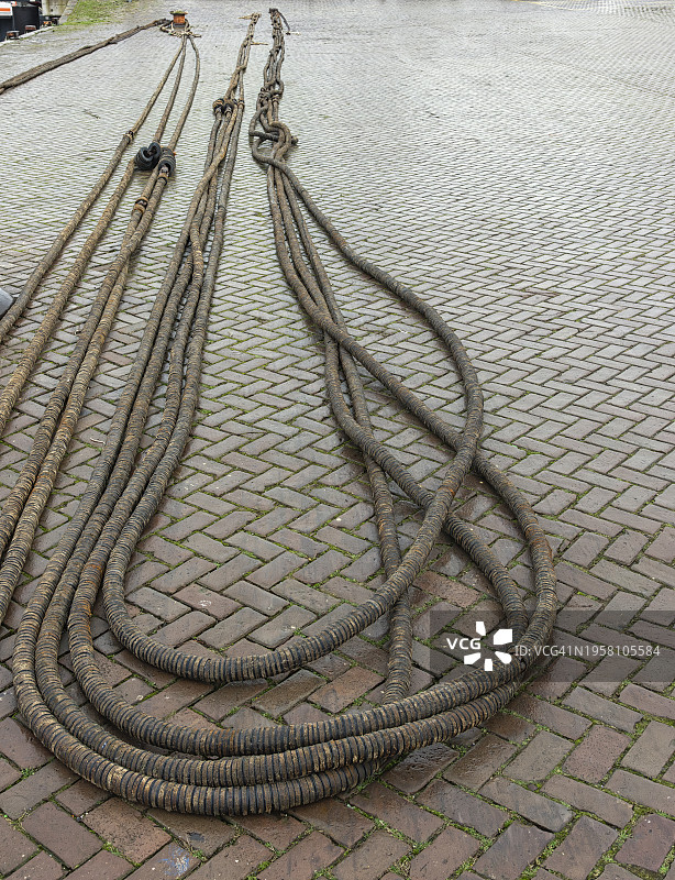 渔船上使用的带橡胶盘的长电缆图片素材