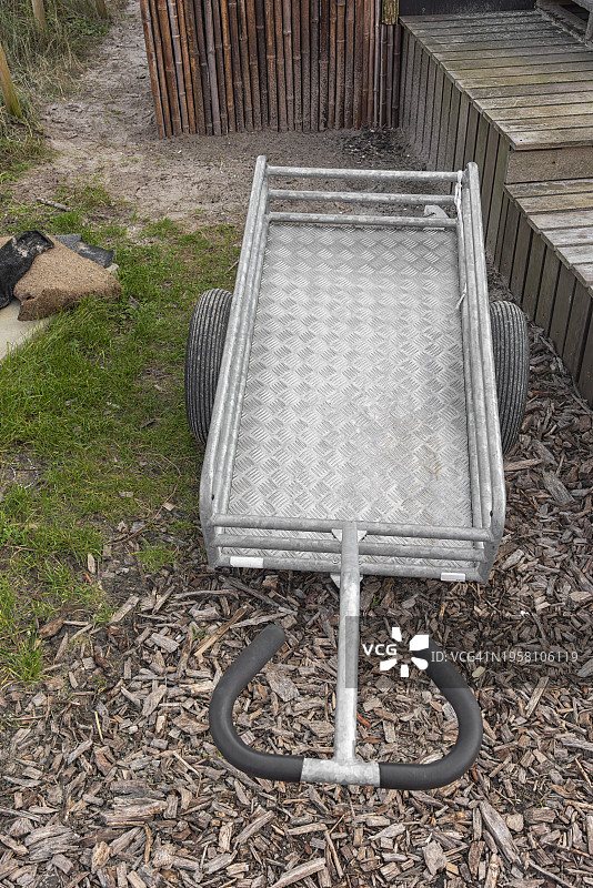 带橡胶轮的金属手拉车图片素材