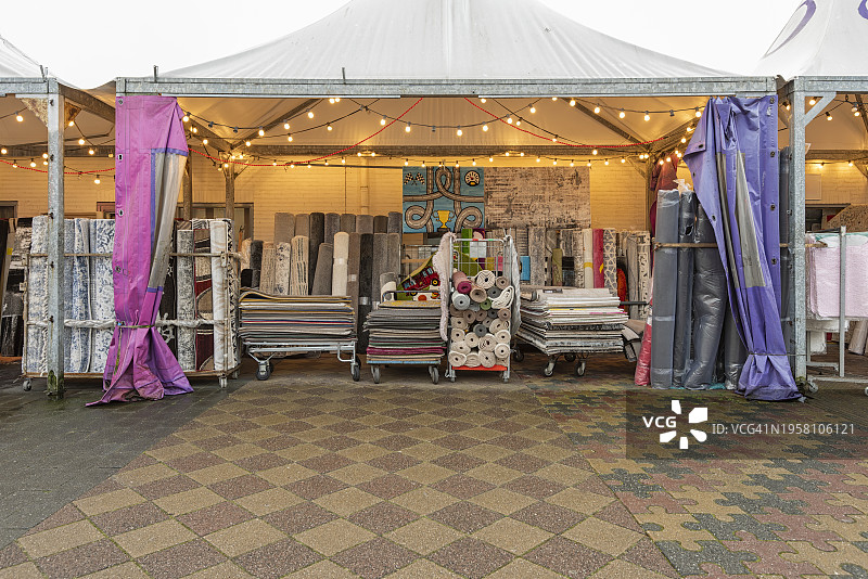 市场上的各种类型和尺寸的地毯图片素材