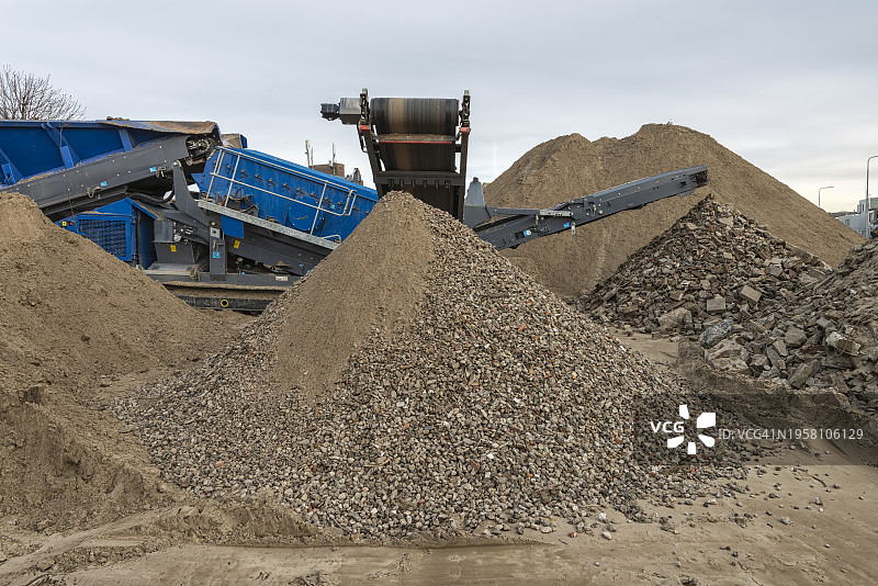 移动圆锥破碎机图片素材