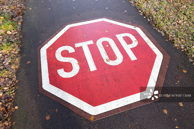 道路上的大型停车标志图片素材