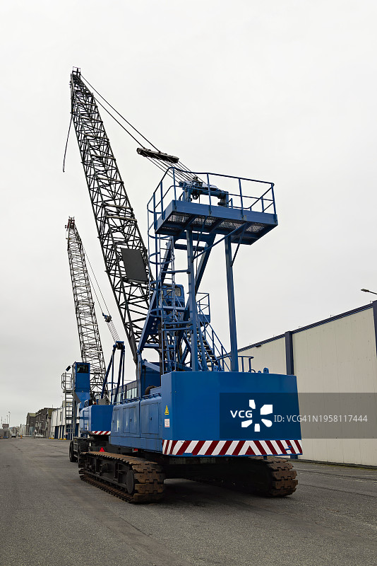 钢轨上的两台蓝色工业起重机图片素材