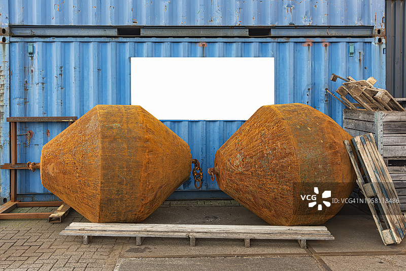 拖网渔船上使用的两个生锈的钢制锅炉图片素材