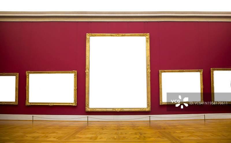 墙上挂着五个空白相框。图片素材