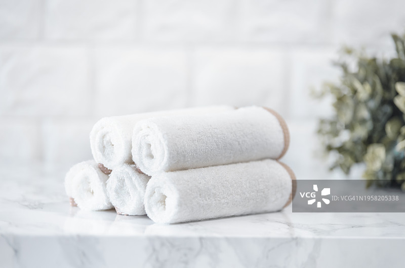水疗场所大理石上的卷好的毛巾图片素材